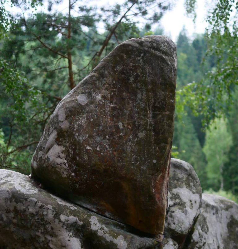 Пісковикова брила серед лісу