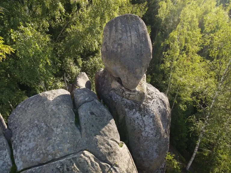 Скельна фігура Лади — «голова» велетенської брили